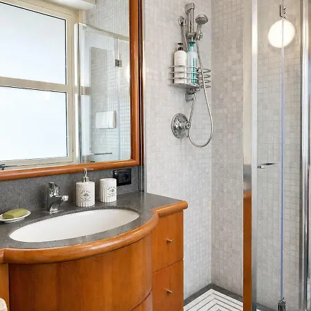 Celebrity Home, Appartement